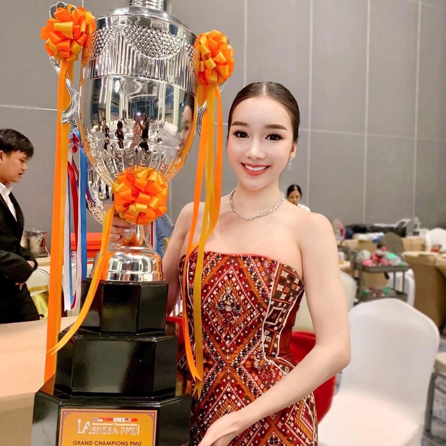 อาจารย์อลิส กับถ้วยแกรนด์แชมเปี้ยน PMU เวที International Championship Lashes & PMU