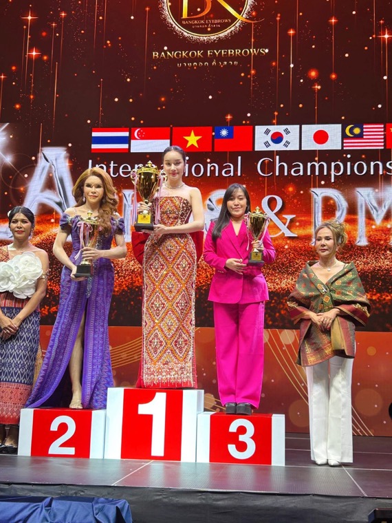 อาจารย์อลิสยืนอันดับ 1 บนโพเดียม เวที International Championship Lashes and PMU